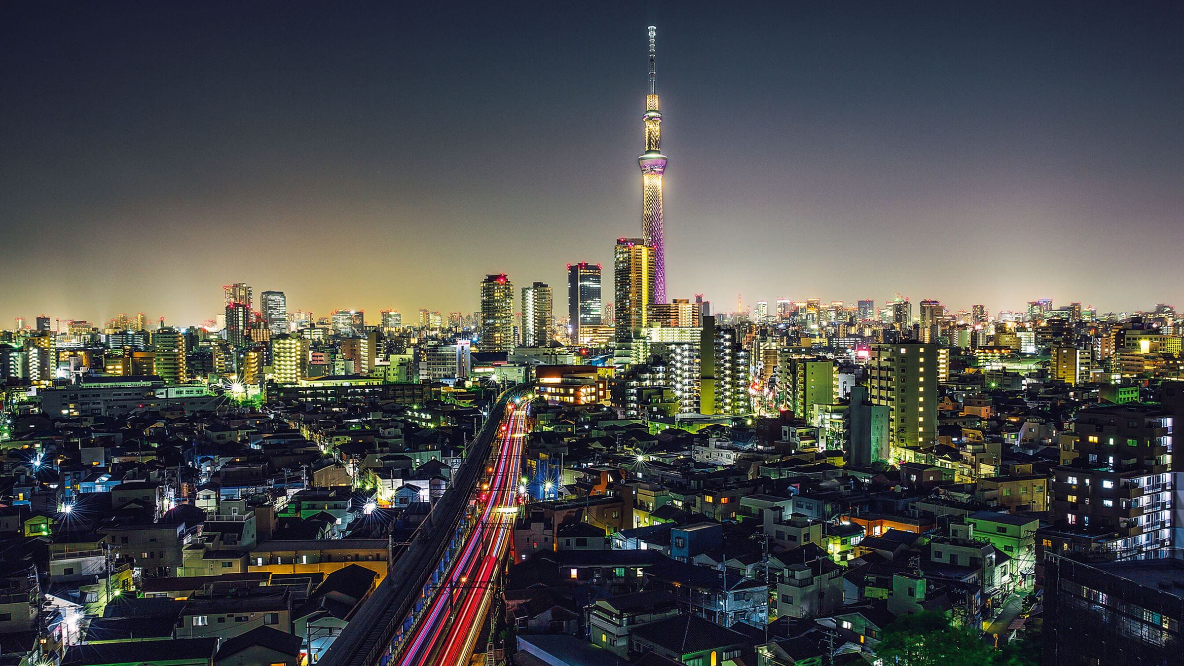 Paisaje urbano en la noche en Japón