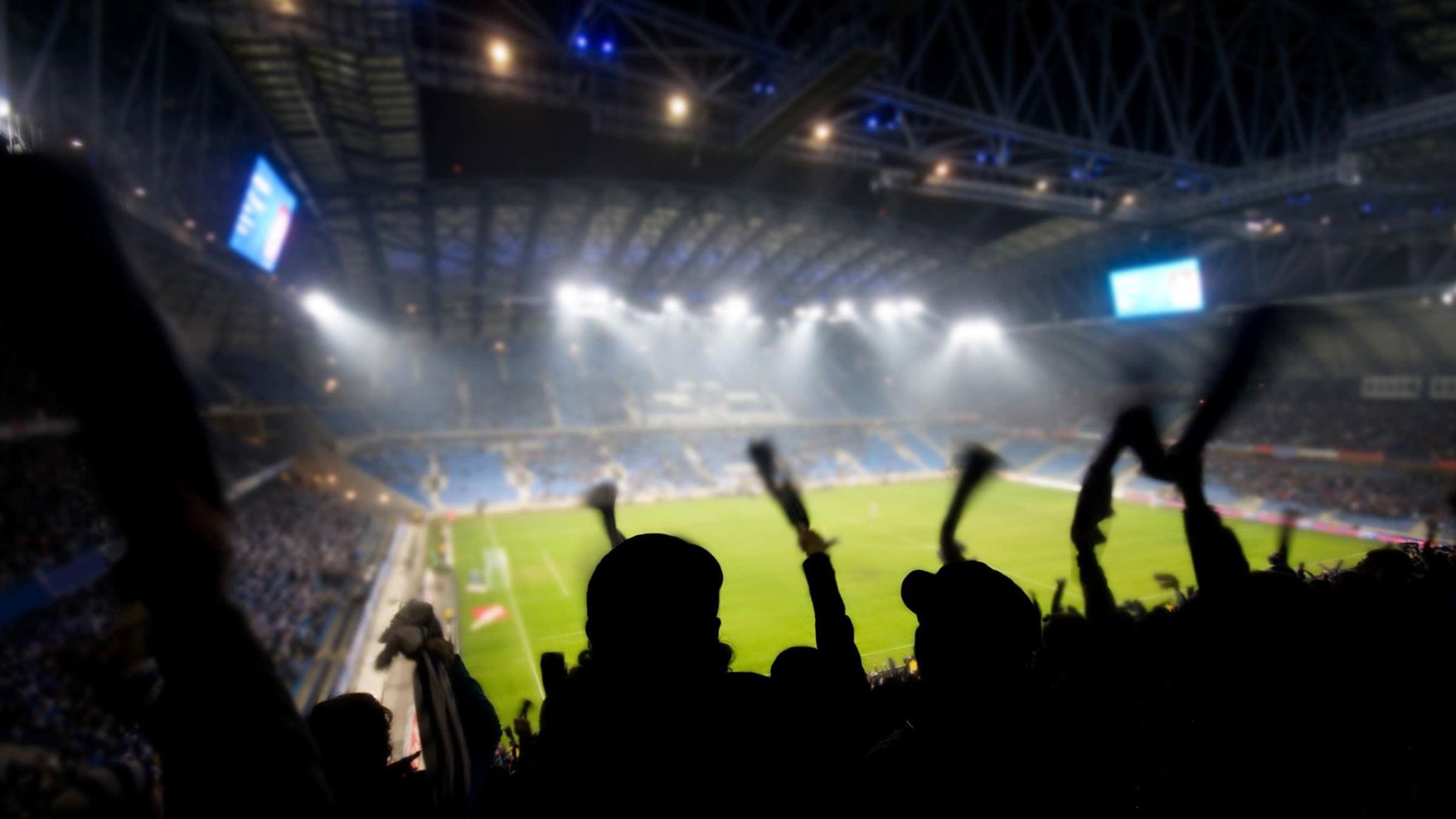 Fan di calcio esultano durante una partita notturna in Brasile
