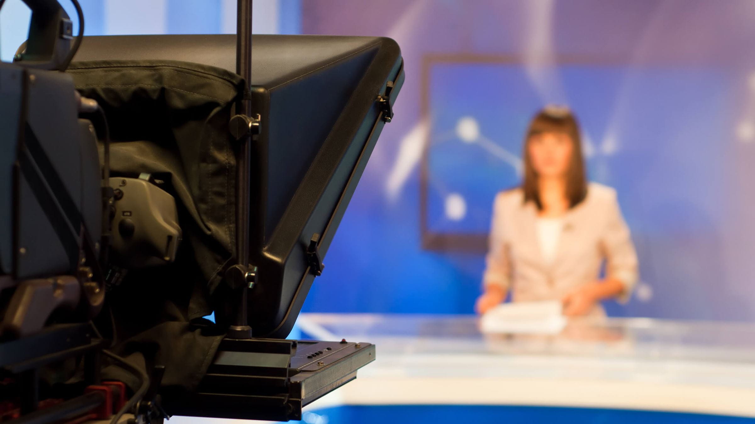 Kamera telewizyjna filmuje prezentera serwisu informacyjnego