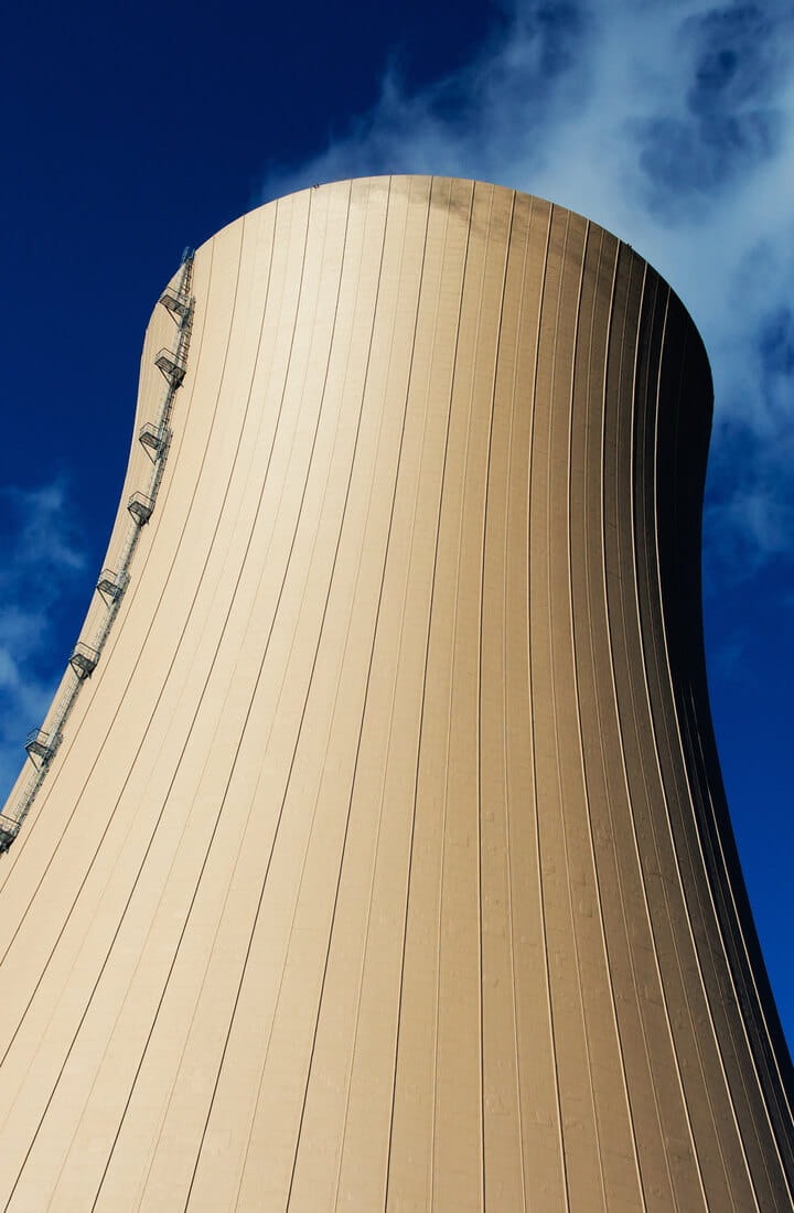 Torres de refrigeración en planta de energía nuclear