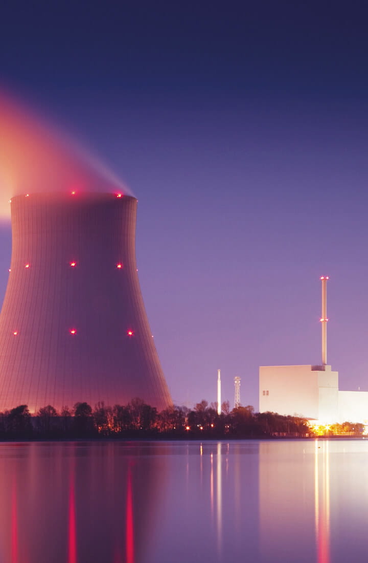 Planta de energía nuclear sobre el agua de noche