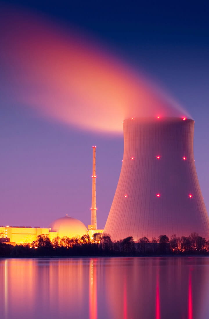 planta de energía nuclear sobre el lago por la noche