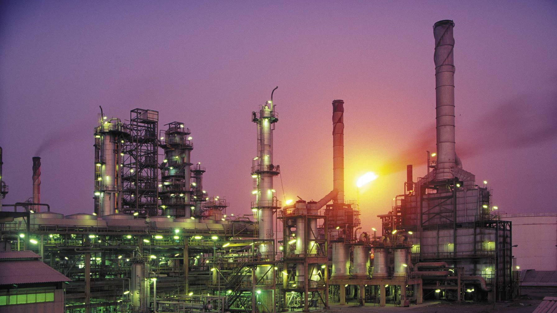 Powering an oil production site to avoid downtime