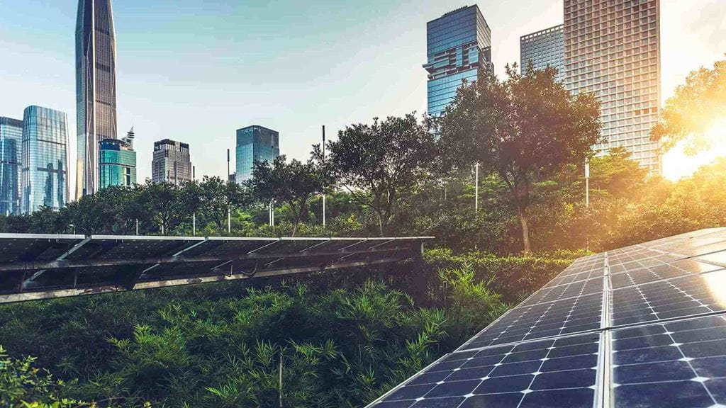 pannelli solari vegetazione e città