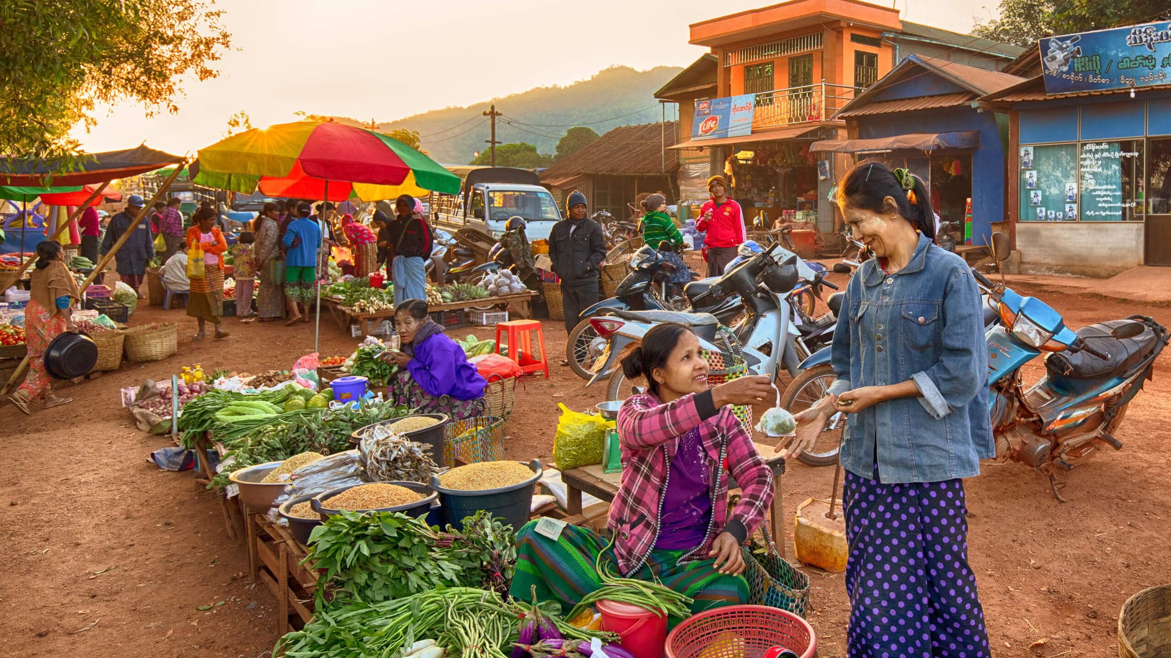 Mercado en Myanmar con redes eléctricas en el fondo
