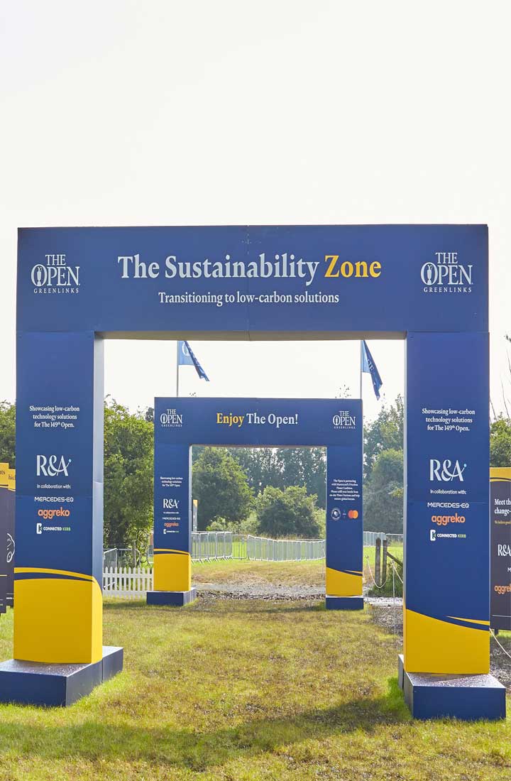 Un arc artificial, care indică o intrare la campionatele The Open Golf, alături de echipamentele Aggreko de furnizare a energiei