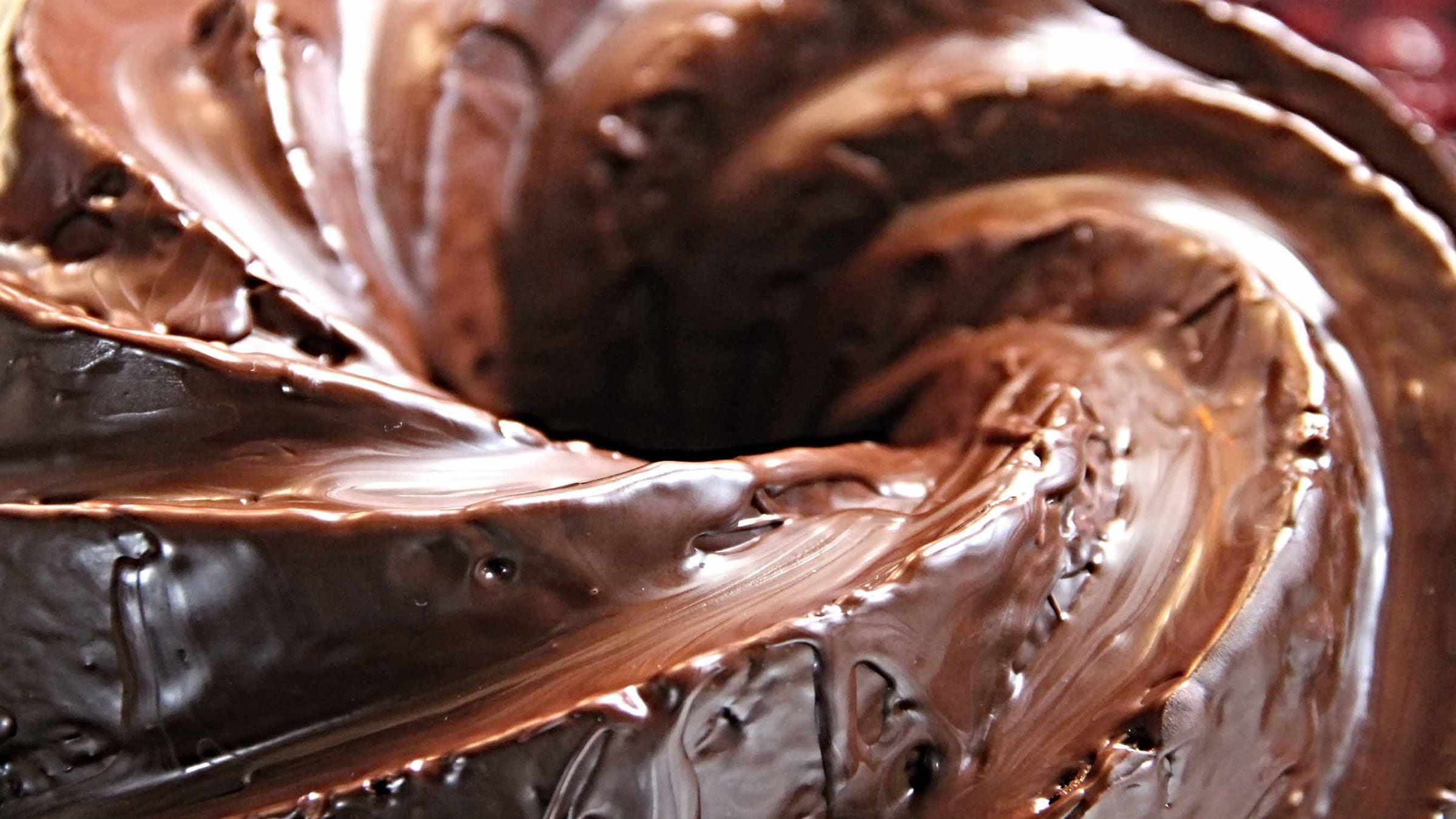 Un vârtej de ciocolată, în formă de spirală, cu o gaură întunecată în centru.