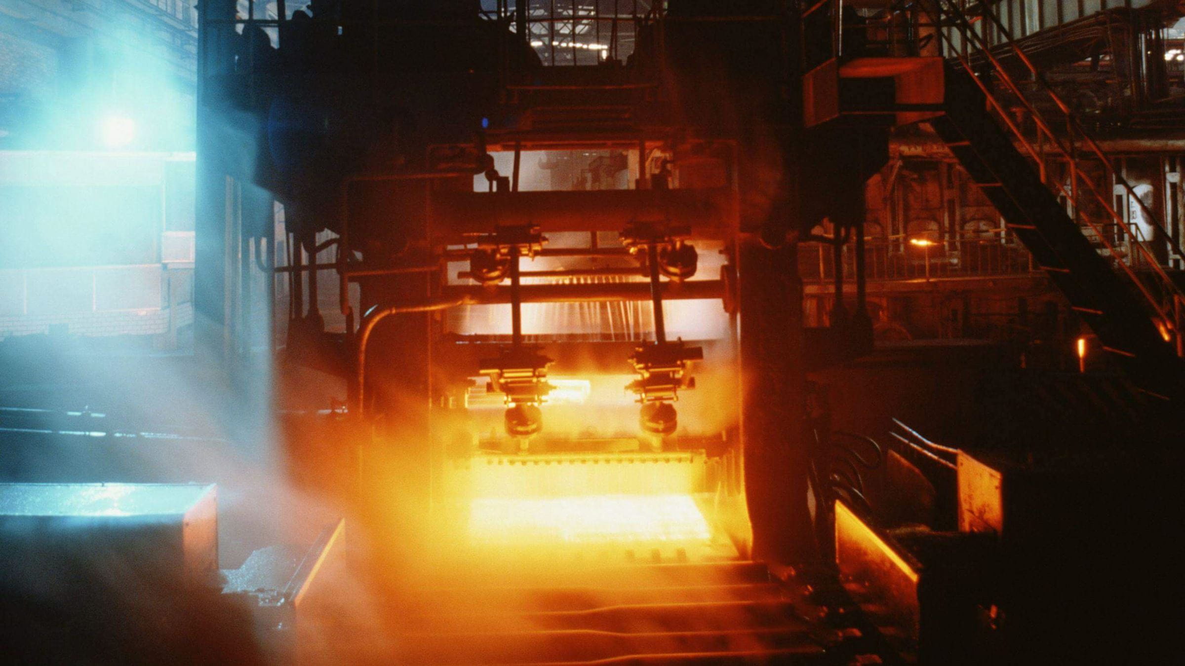 Interiorul fabricii de oțel cu oțel topit